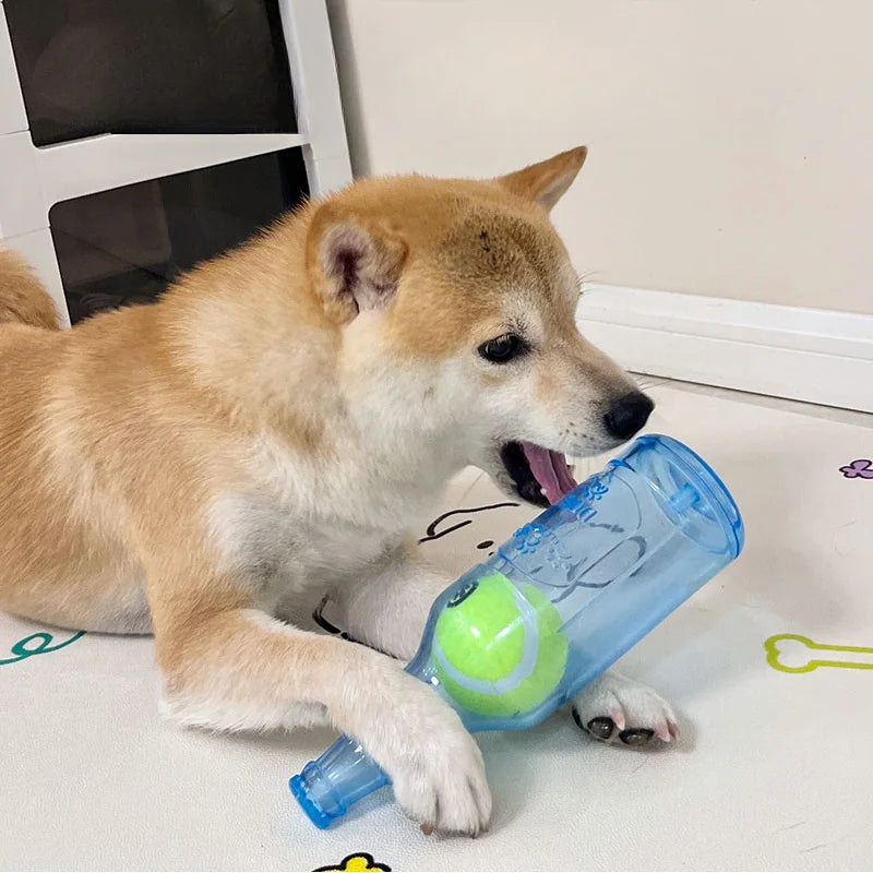 Juguete masticable para mascotas, botella de cerveza resistente a mordeduras de TPR con pelota de tenis, juguete interactivo para masticar y chirriar para cachorros y perros.